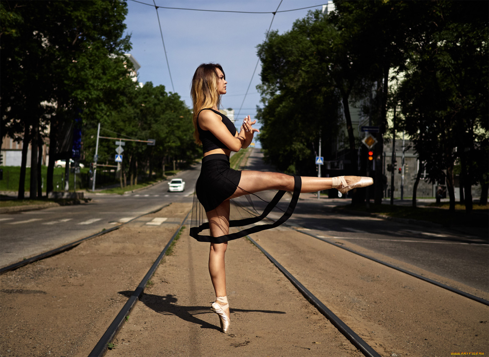 Ballet boot. Балерина на улице. Балерина на дороге. Балерина на скамейке. Балерина на каблуках.